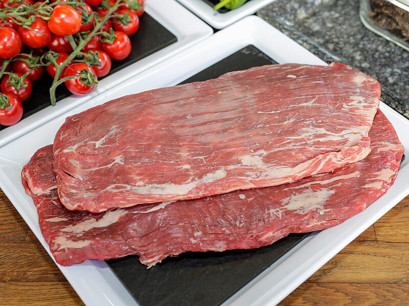 Flanksteaks, auch als  – etwas weniger wohlklingend  – Bauchlappen bekannt.Grill-Workshop