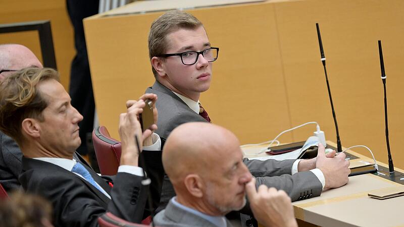 Daniel Halemba (M, AfD) sitzt nach seiner  Verhaftung wieder in der Plenarsitzung des Bayerischen Landtags.