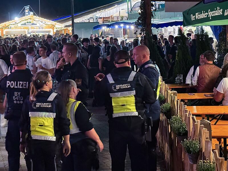 Polizei räumt Gillamoos-Volksfest wegen Unwetters