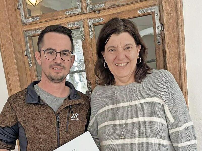 Christine Federlein vom Team Zeitgeschenk freut sich &uuml;ber die Spende, die von Tobias Ke&szlig;ler &uuml;bergeben wurde.