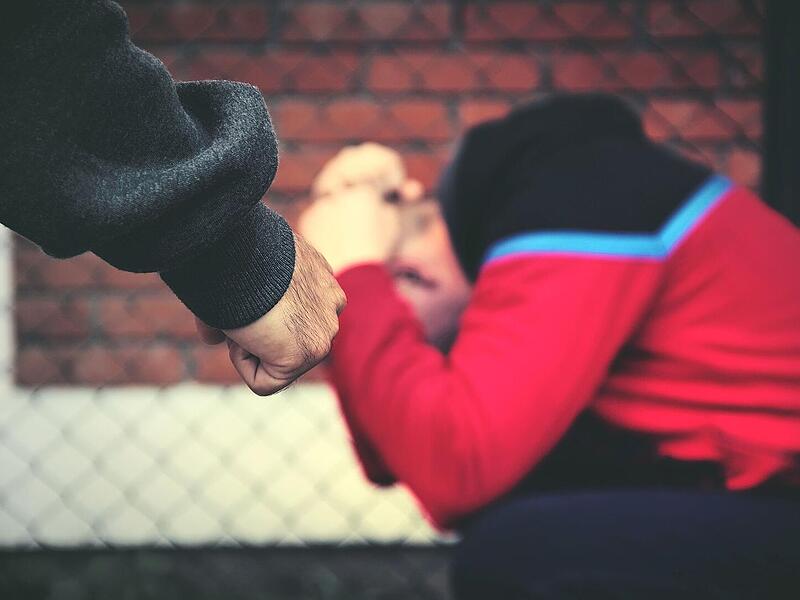 Die beiden jungen Männer griffen die Jugendlichen an und nahmen dann die Fahrräder mit. Die beiden jungen Männer griffen die Jugendlichen an und nahmen dann die Fahrräder mit.