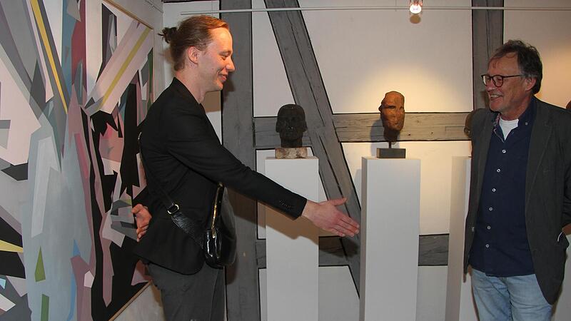 Paul und Georg K&ouml;stner zeigen ihre Kunst und schaffen Spannungsfelder zwischen den sehr unterschiedlichen Kunst-Richtungen. Paul K&ouml;stner zeigt kontrollierte Explosionen, Georg K&ouml;stner schwergewichtige Schwerelose.