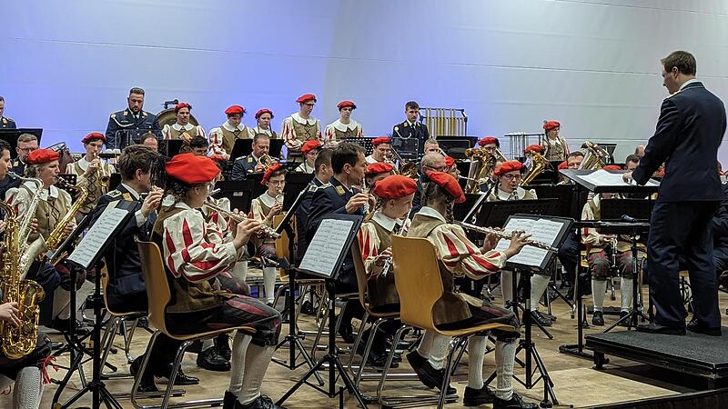 Das städtischen Jugendblasorchester Münnerstadt durfte an der Seite der Profis musizieren. Das städtischen Jugendblasorchester Münnerstadt durfte an der Seite der Profis musizieren.