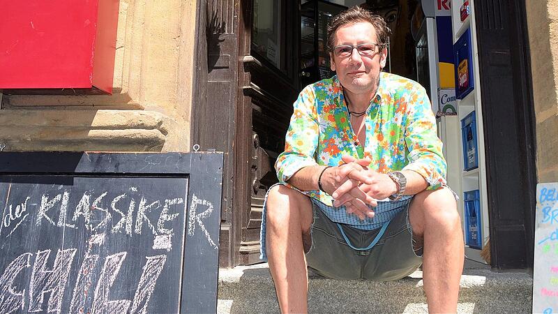 Michael Marr vor seinem "Kitsch": Das bistroähnliche Café  am Markusplatz in Bamberg hat einen ganz eigenen Stil.
