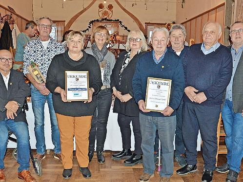 Der Schneckenloher B&uuml;rgermeister Knut Morgenroth (alle von links) ehrte Michael Prentki (ehrenamtlicher Fahrer vom B&uuml;rgerbus), Margit Anders (Vorsitzende VdK), Hildegard L&ouml;ffler (Seniorenbeauftragte), Manuela Roth (VdK-Vorstandsmitglied), Edmund S...