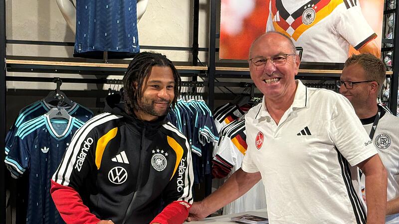Autogrammstunde Serge GnabryBildergalerie Autogrammstunde Serge Gnabry