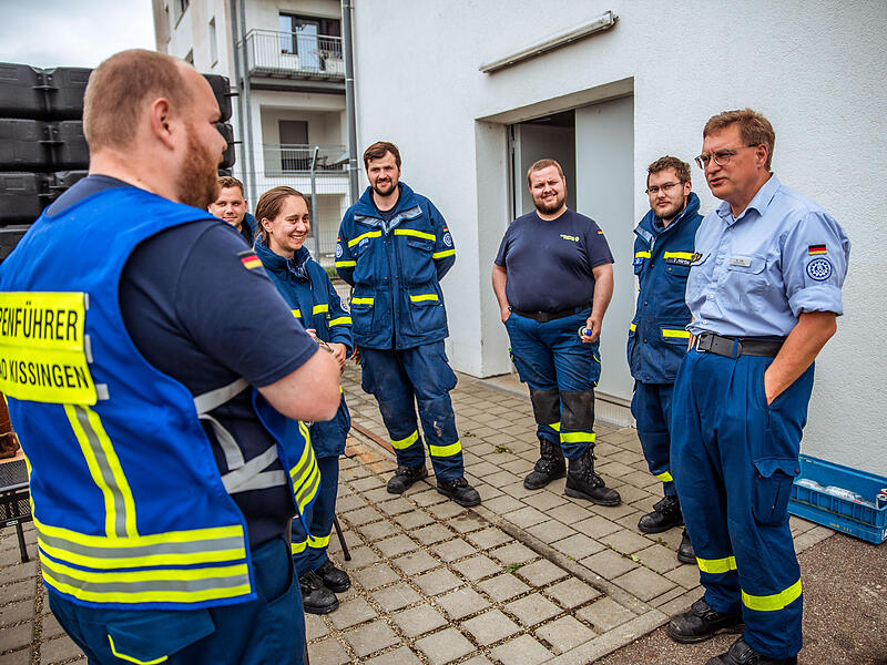 THW Landesbeauftragter Dr. Fritz-Helge Voß und Helfer aus Bad Kissingen THW Landesbeauftragter Dr. Fritz-Helge Voß und Helfer aus Bad Kissingen