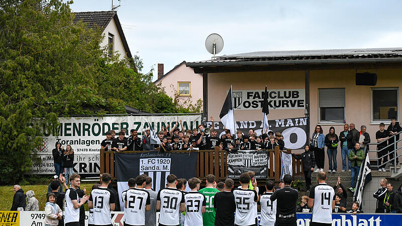 Relegation zur Landesliga: Der FC Sand (wei&szlig;e Trikots) entschied das Derby gegen die DJK Dampfach vor knapp 1800 Zuschauern mit 1:0 f&uuml;r sich.