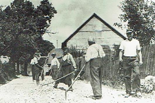Mit einfachsten Werkzeugen und weitgehend in Handarbeit wurde die Straßenführung trassiert.