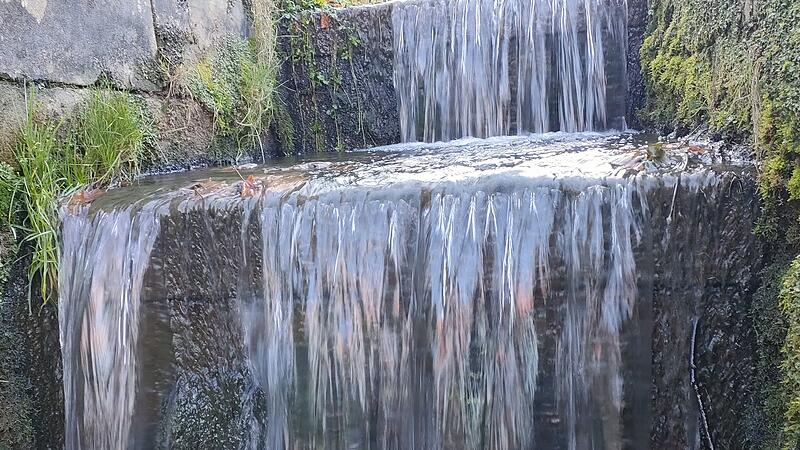 Bach flie&szlig;t &uuml;ber Stufen