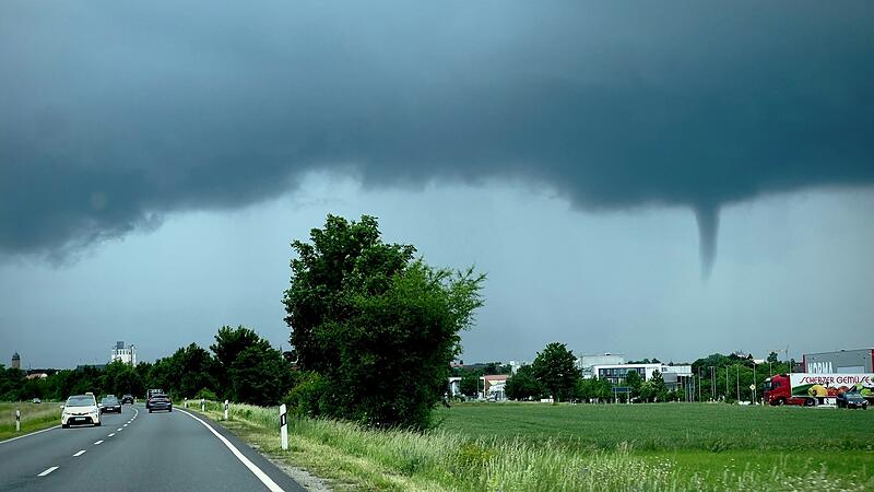 Ein Beispiel von vielen in Unterfranken: Auf dem R&uuml;ckweg von Schweinfurt sahen Jochen und Julian Fehlbaum am Freitag gegen 13.30 Uhr den sich entwickelnden Tornado &uuml;ber Gerolzhofen.