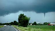 Ein Beispiel von vielen in Unterfranken: Auf dem Rückweg von Schweinfurt sahen Jochen und Julian Fehlbaum am Freitag gegen 13.30 Uhr den sich entwickelnden Tornado über Gerolzhofen.