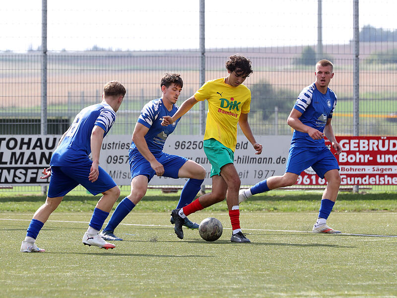 Mauricio Alves (gelbes Trikot, hier im Spiel gegen Hirschaid) traf zweimal für die DJK Don Bosco Bamberg II.