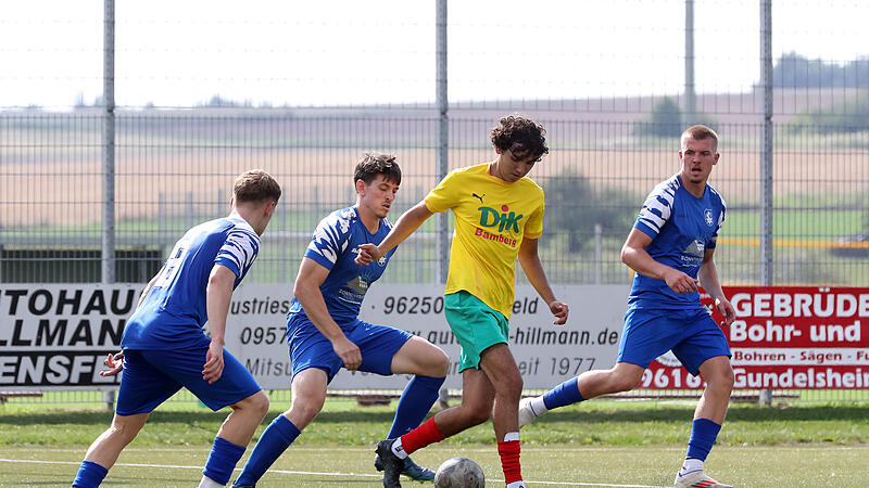 Mauricio Alves (gelbes Trikot, hier im Spiel gegen Hirschaid) traf zweimal für die DJK Don Bosco Bamberg II.