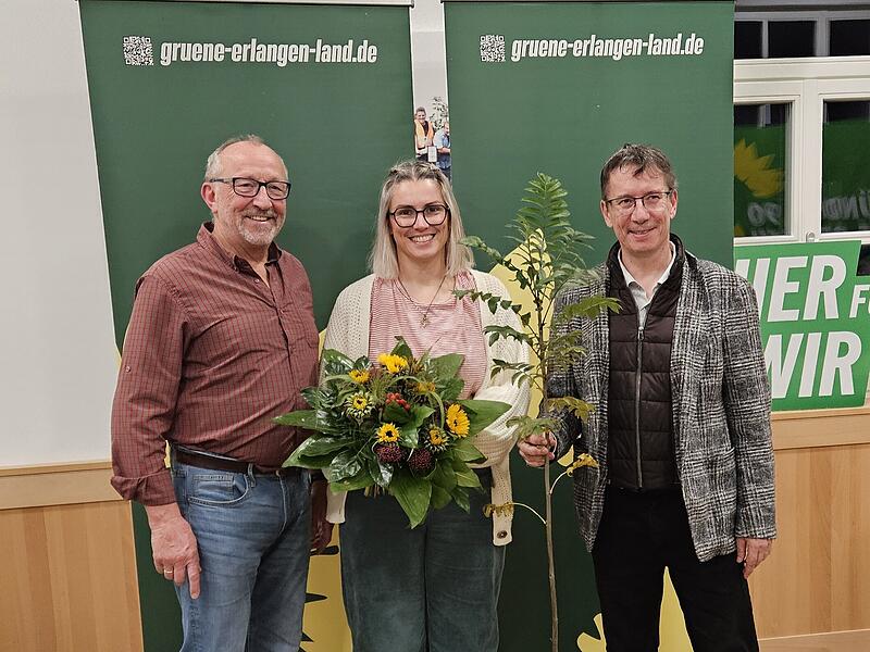 lois Meißner, Mareike Meyer und Manfred Bachmayer (von links) in Hemhofen.