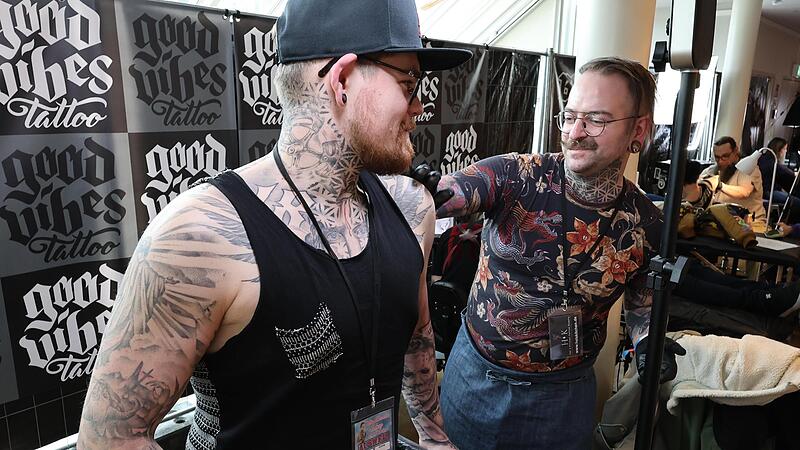 Coburger Tattoo Convention im Kongresshaus: Manchmal gar nicht so einfach, noch ein freies Stück Haut zu finden für ein neues Tattoo.