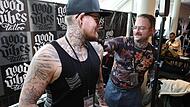 Coburger Tattoo Convention im Kongresshaus: Manchmal gar nicht so einfach, noch ein freies Stück Haut zu finden für ein neues Tattoo.