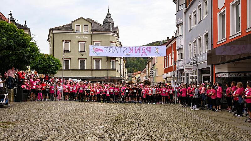 Am Marktplatz in Bad Brückenau fällt alljährlich der Startschuss zum Pinklauf.