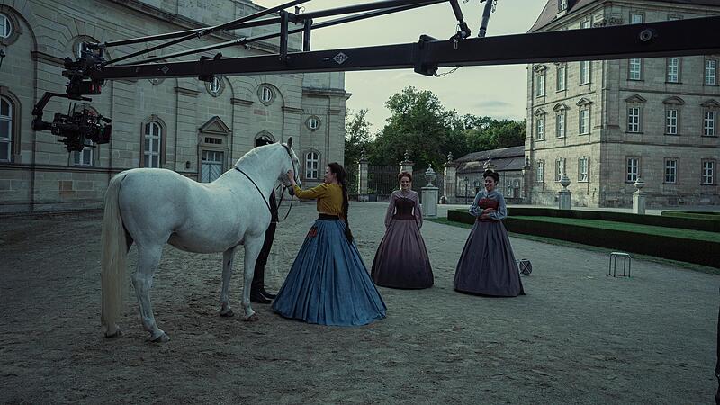 Devrim Lingnau  alias Sisi (vorne) bei den Netflix-Dreharbeiten f&uuml;r die erste Staffel von &bdquo;Die Kaiserin&ldquo; (&bdquo;The Empress&ldquo;) auf Schloss Weissenstein in Pommersfelden im Landkreis Bamberg.