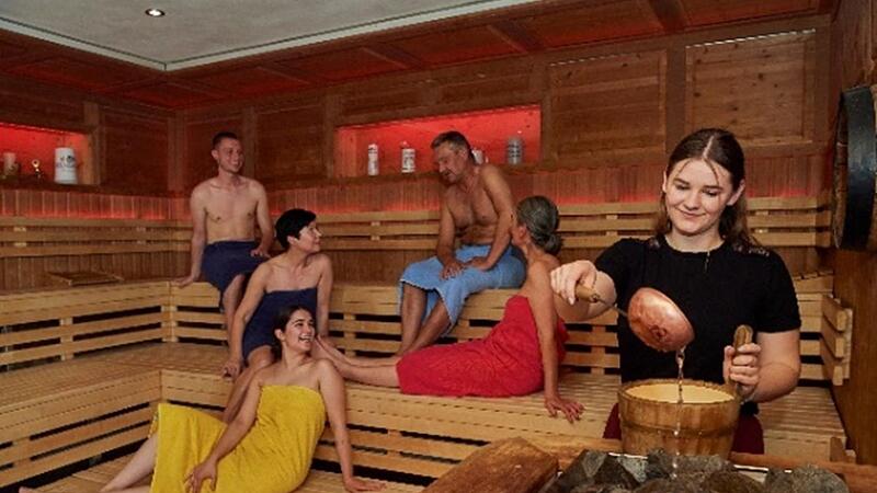 Ein Blick in das Finnisch-fr&auml;nkische Saunadorf der Frankentherme Bad K&ouml;nigshofen. Bis zur Wintersonnenwende am 20. Dezember baden G&auml;ste zum Mondscheintarif.