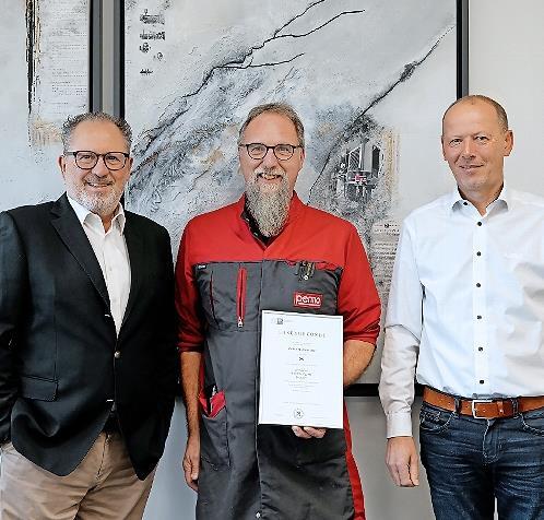 Geschäftsführer Peter Mayr (links) und Jürgen Schäfer (rechts, Leitung Finanzen Administration und Personal) bei der Gratulation zum Betriebsjubiläum und der Überreichung der IHK-Ehrenurkunde an Volker Mahlmeister (Mitte).