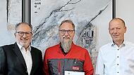 Geschäftsführer Peter Mayr (links) und Jürgen Schäfer (rechts, Leitung Finanzen Administration und Personal) bei der Gratulation zum Betriebsjubiläum und der Überreichung der IHK-Ehrenurkunde an Volker Mahlmeister (Mitte). Geschäftsführer Peter Mayr (links) und Jürgen Schäfer (rechts, Leitung Finanzen Administration und Personal) bei der Gratulation zum Betriebsjubiläum und der Überreichung der IHK-Ehrenurkunde an Volker Mahlmeister (Mitte).