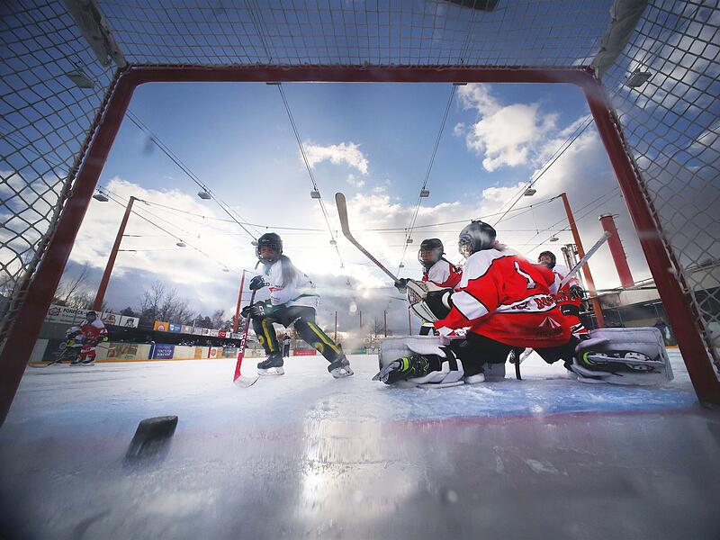 Franca Karft von der SG H&ouml;chstadt/Ha&szlig;furt schiebt den Puck an der chancenlosen Pegnitzer Torfrau zum 9:2 vorbei ins Tor.