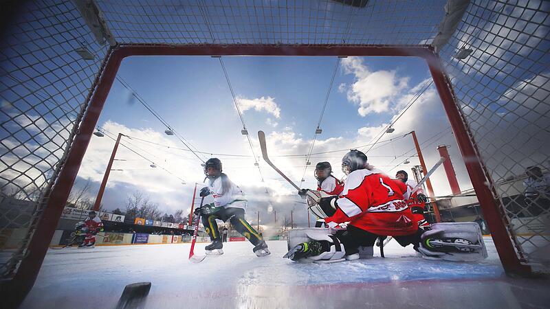Franca Karft von der SG H&ouml;chstadt/Ha&szlig;furt schiebt den Puck an der chancenlosen Pegnitzer Torfrau zum 9:2 vorbei ins Tor.