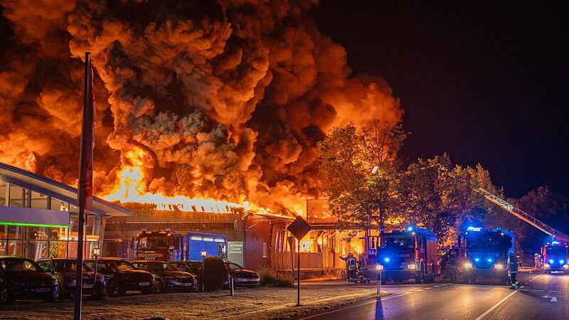 Brand in Lagerhalle mit S&auml;rgen