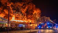 Brand in Lagerhalle mit Särgen Brand in Lagerhalle mit Särgen