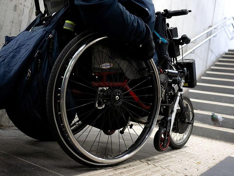 Rollstuhlfahrer haben es an Bahnh&ouml;fen nicht leicht&nbsp;&ndash; zum Beispiel wenn Aufz&uuml;ge ausfallen (Symbolbild).