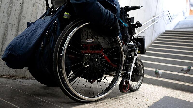 Aufzug am Bamberger Bahnhof außer Betrieb: Rollstuhlfahrer in der Nacht gestrandet Rollstuhlfahrer haben es an Bahnhöfen nicht leicht – zum Beispiel wenn Aufzüge ausfallen (Symbolbild).