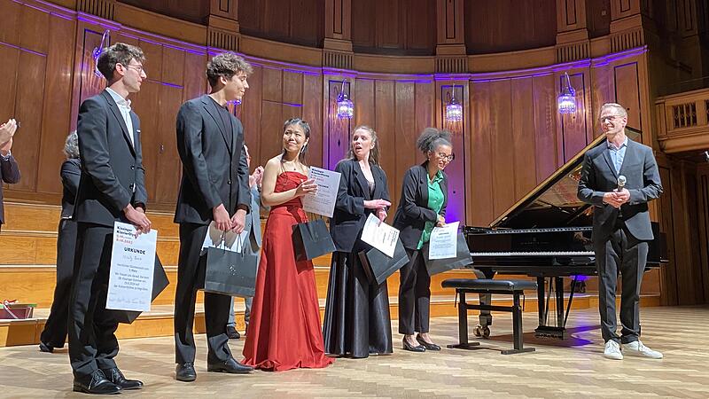 Abschlusskonzert des 21. Kissinger Klavierolymps: (von links) Gewinner Mihály Berecz, Anton Mejias, 3. Platz Miyu Shindo, Martina Consonni, 2. Platz Mirabelle Kanjenjeri und der künstlerische Leiter Alexander Steinbeis. Abschlusskonzert des 21. Kissinger Klavierolymps: (von links) Gewinner Mihály Berecz, Anton Mejias, 3. Platz Miyu Shindo, Martina Consonni, 2. Platz Mirabelle Kanjenjeri und der künstlerische Leiter Alexander Steinbeis.