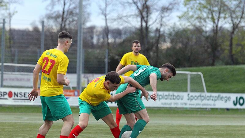 Philipp Pfeiffer nimmt dem Großbardorfer Alban Peci den Ball ab; links der DJKler Vlad Saprykin