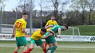 Philipp Pfeiffer nimmt dem Großbardorfer Alban Peci den Ball ab; links der DJKler Vlad Saprykin