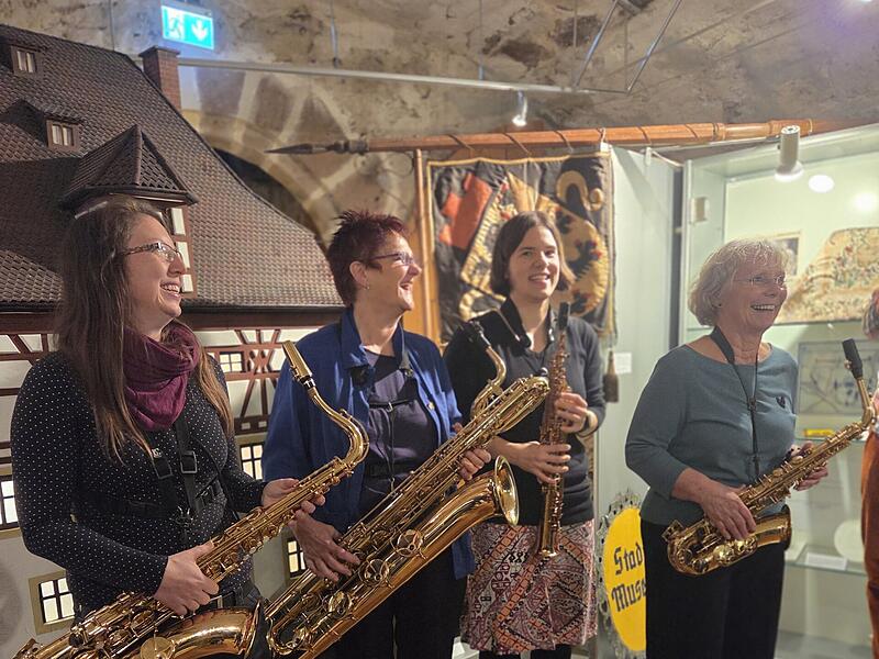 Die Saxofonband „Sax mal anders“ spielt an diesem Abend in Herzogenaurach auf.