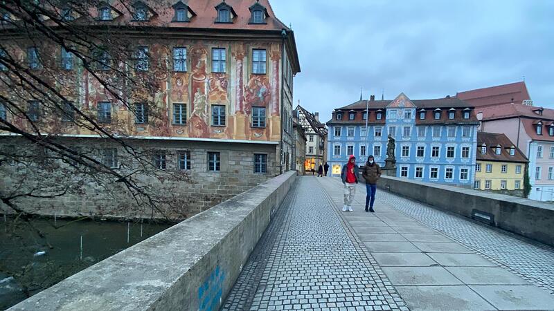 Am  kalten Mittwochabend war auf der Unteren Brücke  kaum etwas los. Hier soll schon in wenigen Wochen ein Biergarten mit 120 Plätzen eröffnet werden.