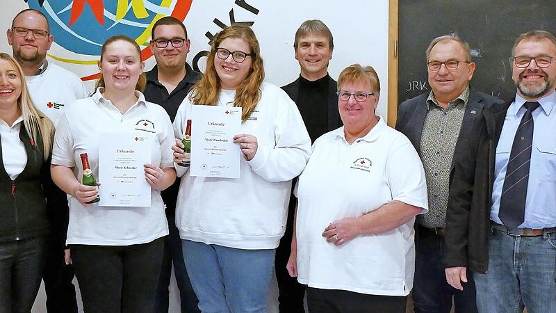 Das neue Leitungsteam und die Geehrten der Rot-Kreuz-Bereitschaft Steinwiesen: (von links) Carina Kotschenreuther, Thomas Reißig (neu), Marie Schneider, Fabian Wunderlich (neu), Nicole Wunderlich (neu), Roland Beierwaltes, Susanne Deuerling, 3. Bü...