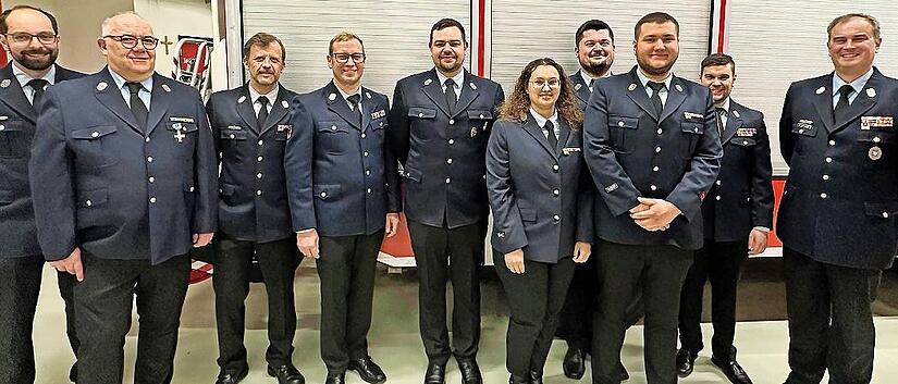 Stellvertretender Kommandant Michael Sturm, Vorsitzender Thomas Messingschlager, stellvertretender Vorsitzender Markus Hanika, neuer Vorsitzender Markus Weber, neuer stellvertretender Vorsitzender Sebastian Wach, Schriftf&uuml;hrerin Jasmin Werner, neu...