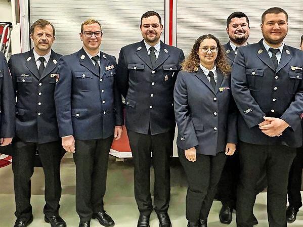 Stellvertretender Kommandant Michael Sturm, Vorsitzender Thomas Messingschlager, stellvertretender Vorsitzender Markus Hanika, neuer Vorsitzender Markus Weber, neuer stellvertretender Vorsitzender Sebastian Wach, Schriftführerin Jasmin Werner, neu... Stellvertretender Kommandant Michael Sturm, Vorsitzender Thomas Messingschlager, stellvertretender Vorsitzender Markus Hanika, neuer Vorsitzender Markus Weber, neuer stellvertretender Vorsitzender Sebastian Wach, Schriftführerin Jasmin Werner, neu...