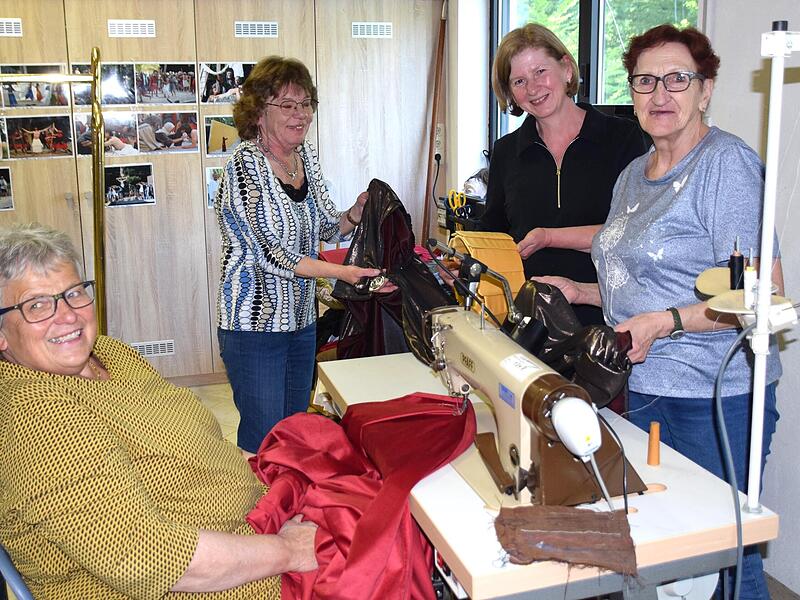 Eine Gruppe von Näherinnen unter der Leitung von Elisabeth Trott (rechts) schneiderte etwa 60 neue Kostüme. Eine Gruppe von Näherinnen unter der Leitung von Elisabeth Trott (rechts) schneiderte etwa 60 neue Kostüme.