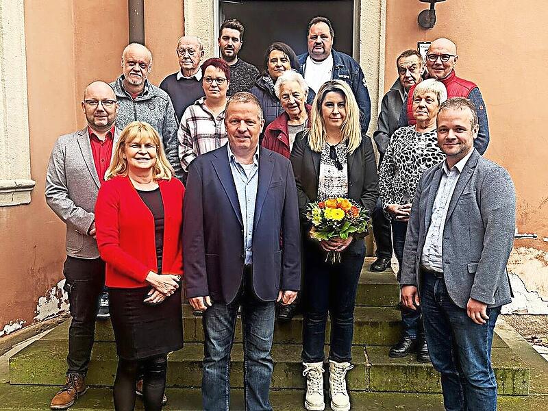 Die nominierten Bewerberinnen und Bewerber der SPD f&uuml;r den Stadtrat in Weismain, mit dem B&uuml;rgermeisterkandidaten Michael Dreiseitel (vorne, 2. v.l.) und der Landtagsabgeordneten Sabine Gross (vorne, links).
