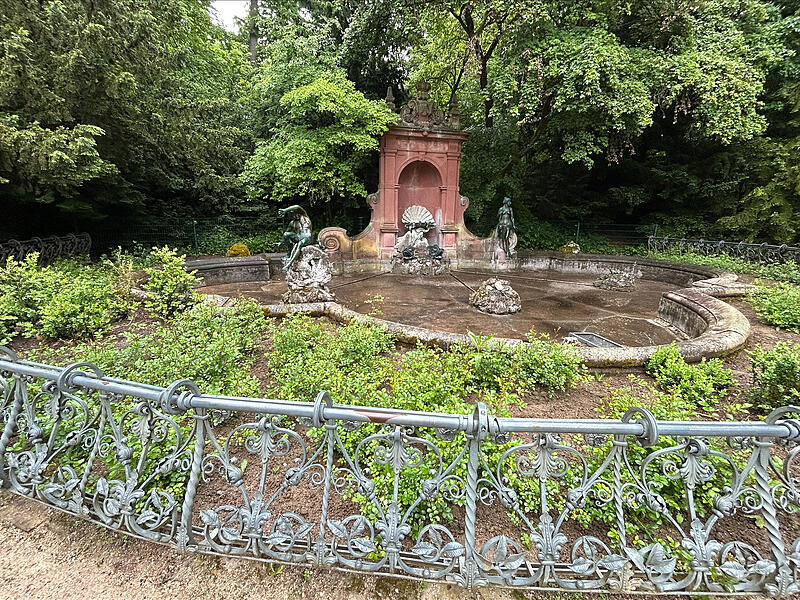 Herzog-Alfred-Brunnen im Coburger Hofgarten Seit 2019 fließt kein Wasser mehr im Herzog-Alfred-Brunnen. Eine Sanierung würde mehrere hunderttausend Euro kosten.