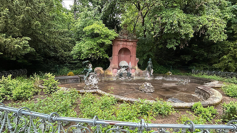 Seit 2019 flie&szlig;t kein Wasser mehr im Herzog-Alfred-Brunnen. Eine Sanierung w&uuml;rde mehrere hunderttausend Euro kosten.