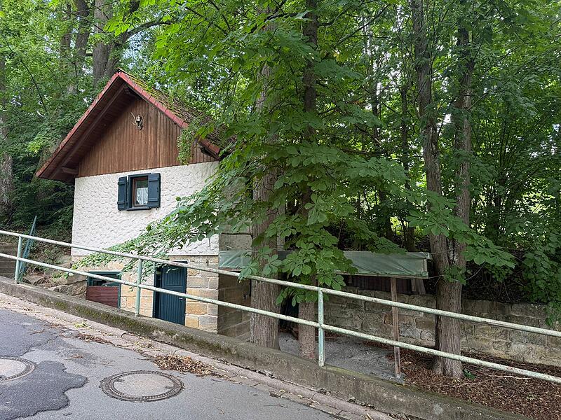 Noch ist der Sch&uuml;tz Keller in Weilersbach verlassen. Doch noch in diesem Jahr soll hier unter einer neuen Besitzerin wieder Bier flie&szlig;en.
