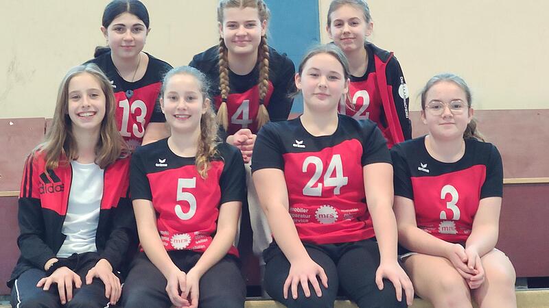 Unser Bild zeigt die Kreismeister-Mannschaft von der TSVgg Hausen mit Alessa Grom (von links), Theona Fot, Sophie Hildenbrand, Natali Heidt, Leni Schmitt, Mia Sinner sowie Emma Kreps. Unser Bild zeigt die Kreismeister-Mannschaft von der TSVgg Hausen mit Alessa Grom (von links), Theona Fot, Sophie Hildenbrand, Natali Heidt, Leni Schmitt, Mia Sinner sowie Emma Kreps.