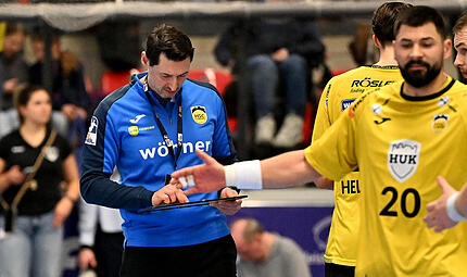 T&uuml;ftelt immer wieder an der richtigen Aufstellung und Taktik: HSC-Trainer Anel Mahmutefendic.