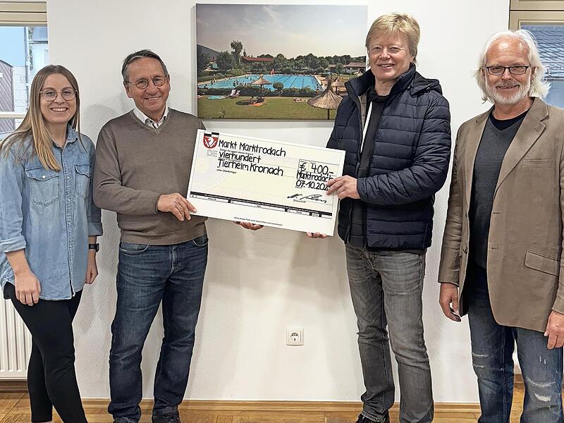 Vanessa Meyer, Bürgermeister Norbert Gräbner, Vorsitzender Klaus Barnickel und Bademeister Markus Holzmann (v. l.) bei der Scheckübergabe.