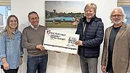 Vanessa Meyer, Bürgermeister Norbert Gräbner, Vorsitzender Klaus Barnickel und Bademeister Markus Holzmann (v. l.) bei der Scheckübergabe. Vanessa Meyer, Bürgermeister Norbert Gräbner, Vorsitzender Klaus Barnickel und Bademeister Markus Holzmann (v. l.) bei der Scheckübergabe.