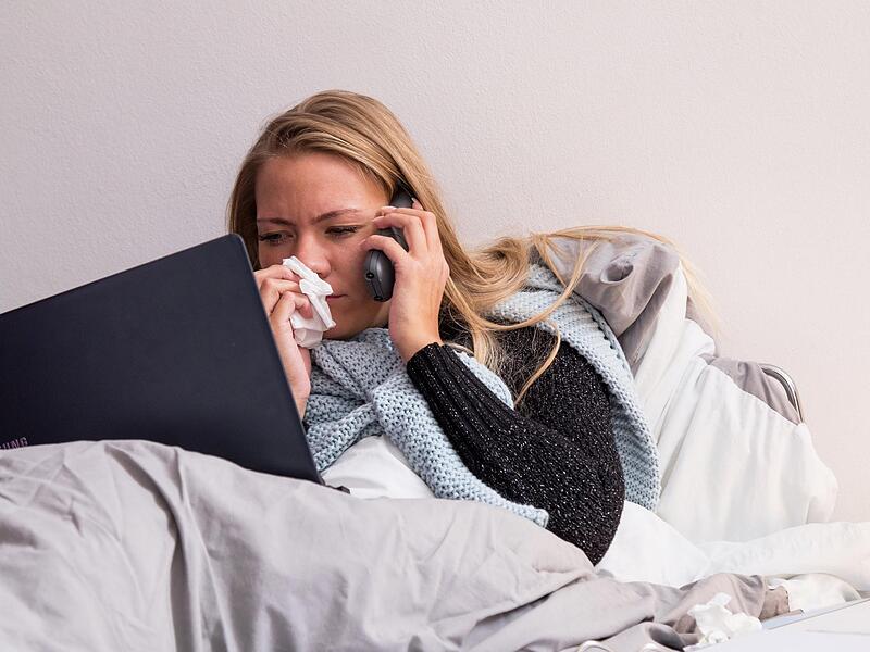 Seit 2021 k&ouml;nnen sich Arbeitnehmer auch per Telefon krankschreiben lassen.